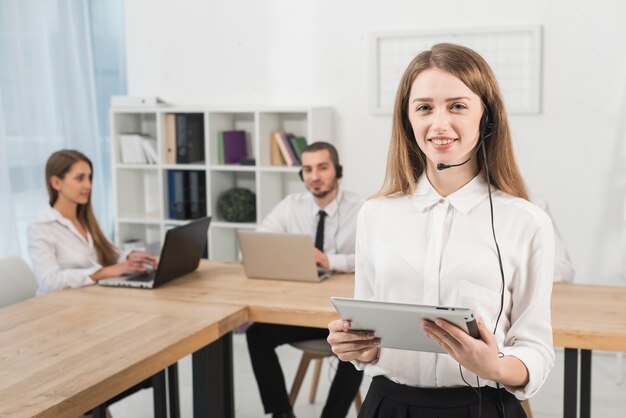 Porträt der Frau, die im Kundenkontaktcenter arbeitet