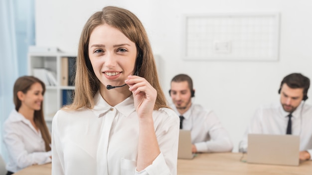 Porträt der Frau, die im Kundenkontaktcenter arbeitet