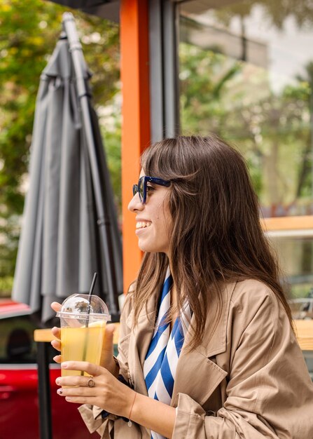 Porträt der Frau, die Limonade trinkt