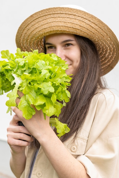 Porträt der Frau, die Salat hält