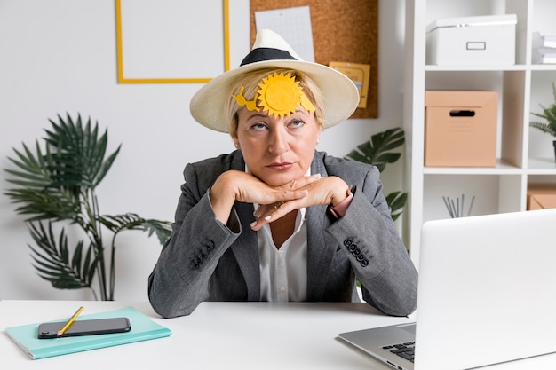 Kostenloses Foto porträt der frau im büro vorbereitet für sommerferien