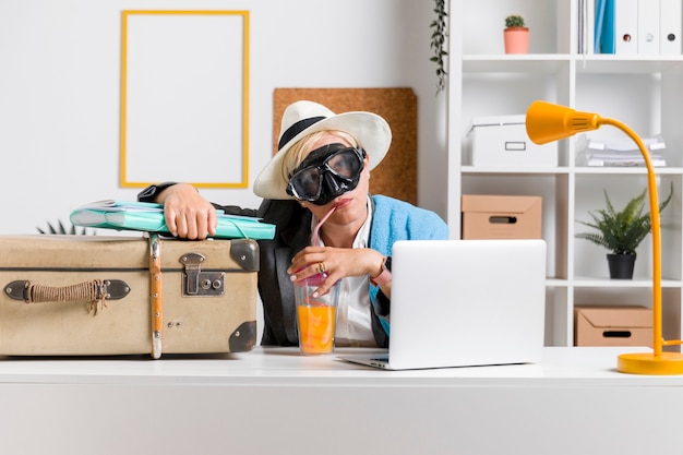 Porträt der Frau im Büro vorbereitet für Sommerferien