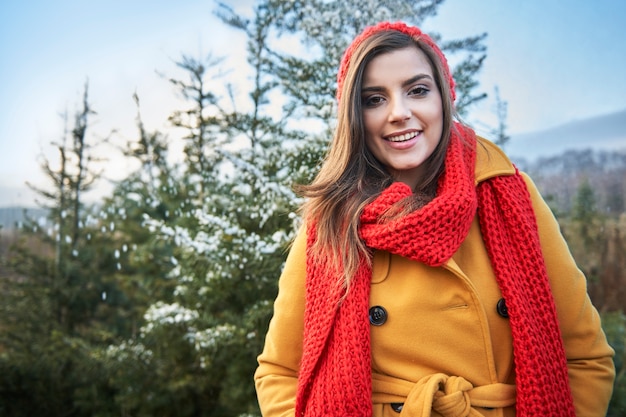 Porträt der Frau im Wald