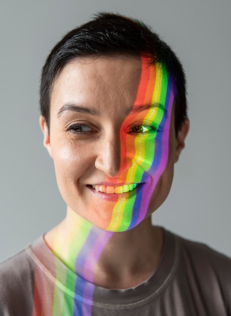 Kostenloses Foto porträt der frau mit lgbt symbol