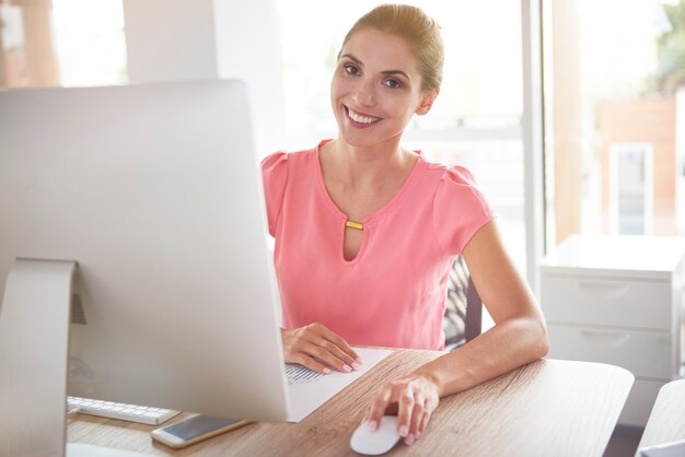 Porträt der Frau vor ihrem Computer