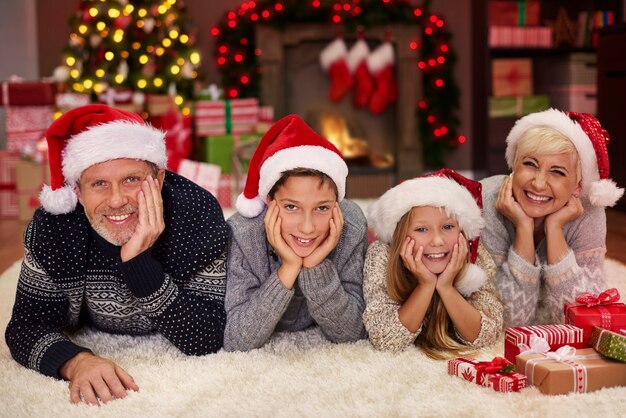 Porträt der fröhlichen Familie im Wohnzimmer