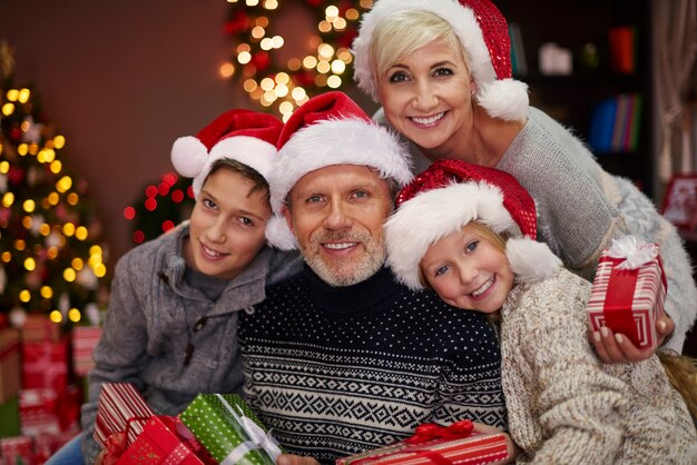 Porträt der fröhlichen Familie mit einigen Weihnachtsgeschenken