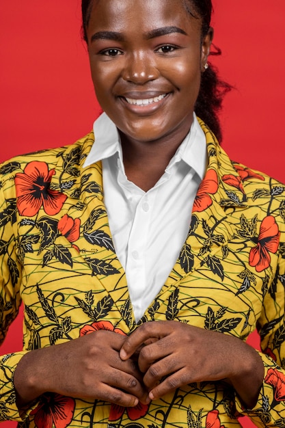 Kostenloses Foto porträt der glücklichen afrikanischen frau im blumenmantel