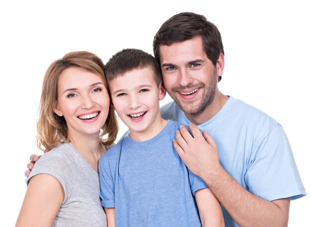 Porträt der glücklichen Eltern mit Sohn, der Kamera betrachtet - isoliert