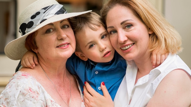 Porträt der glücklichen Familie, die für ein Foto umarmt