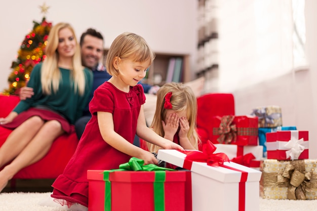 Porträt der glücklichen Familie, die während der Weihnachtszeit spielt