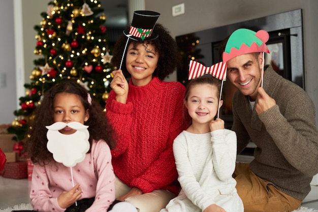 Porträt der glücklichen Familie in den Weihnachtsmasken