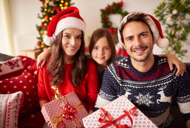 Porträt der glücklichen Familie zu Weihnachten