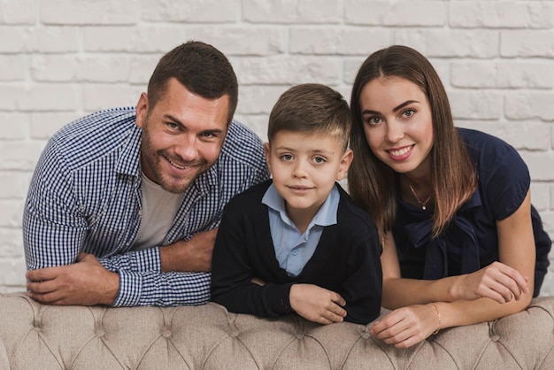 Porträt der glücklichen Familie zusammen