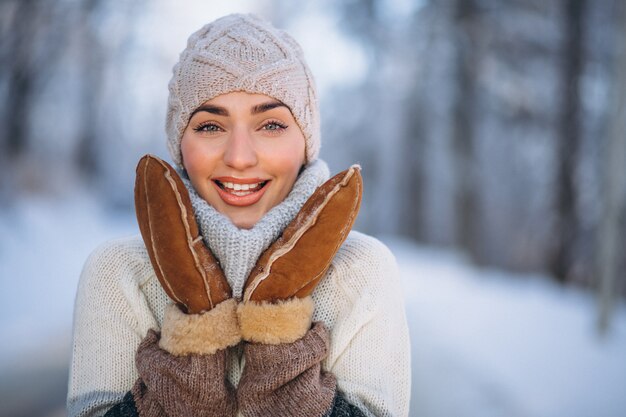 Porträt der glücklichen Frau im Winterpark
