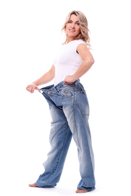 Porträt der glücklichen gealterten Frau mit großen Jeans