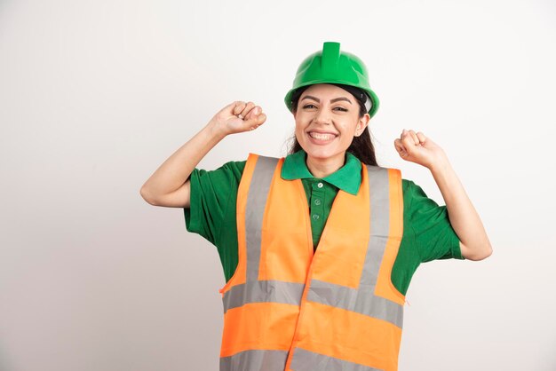 Porträt der glücklichen Geschäftsfrau im Erbauersturzhelm. Foto in hoher Qualität