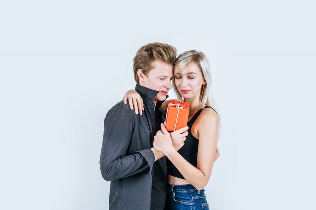 Porträt der glücklichen jungen Paarliebe überraschen zusammen mit Geschenkbox