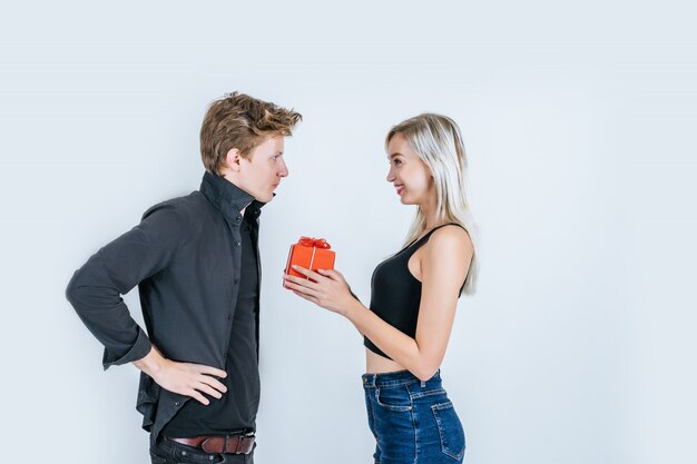 Porträt der glücklichen jungen Paarliebe überraschen zusammen mit Geschenkbox