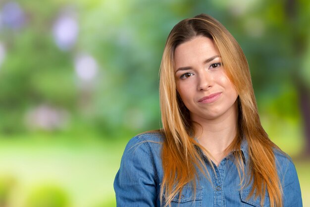 Porträt der glücklichen lächelnden jungen schönen Frau