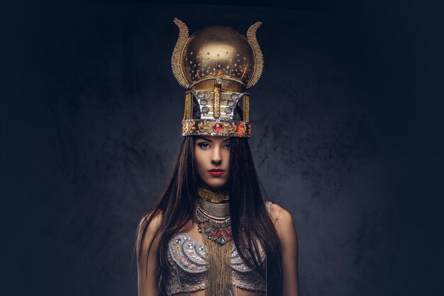 Porträt der hochmütigen ägyptischen Königin in einem alten Pharaonenkostüm. Getrennt auf einem dunklen Hintergrund.