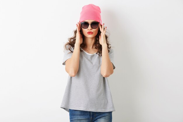 Porträt der hübschen Hipster-Frau im rosa Hut, Sonnenbrille, lächelnd, fröhliche Stimmung, isoliert, lustig, lässiger Stil, T-Shirt, Sommermode-Outfit