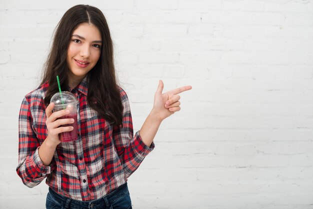 Porträt der Jugendlichen mit Smoothie