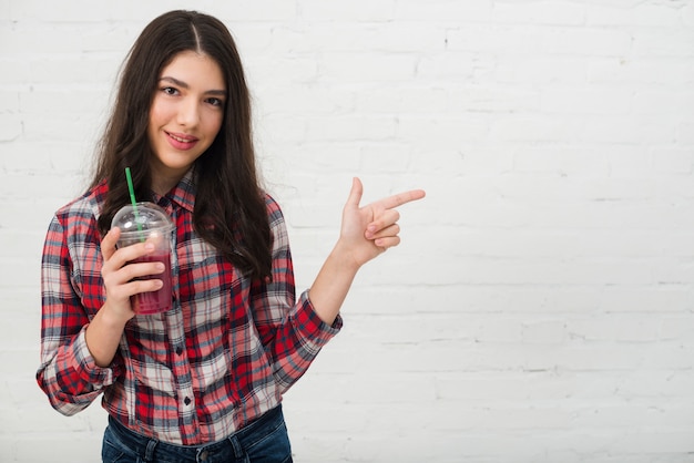 Porträt der Jugendlichen mit Smoothie