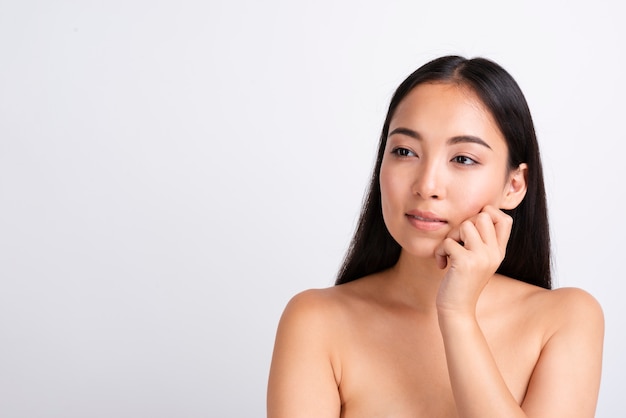 Porträt der jungen asiatischen Frau mit klarer Haut