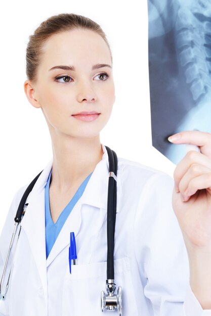 Porträt der jungen attraktiven Krankenschwester, die Röntgen lerning