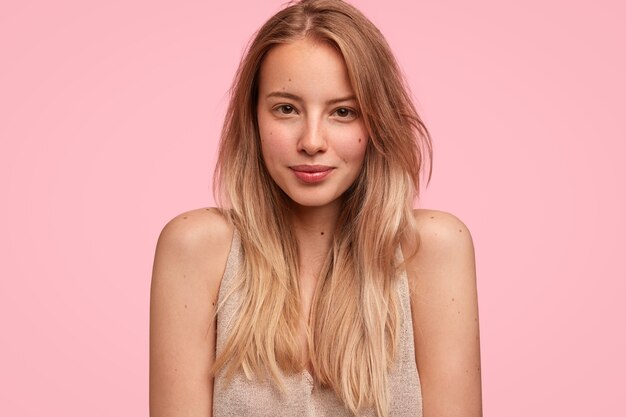 Porträt der jungen blonden Frau