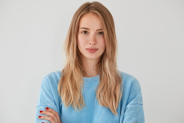 Porträt der jungen blonden Frau