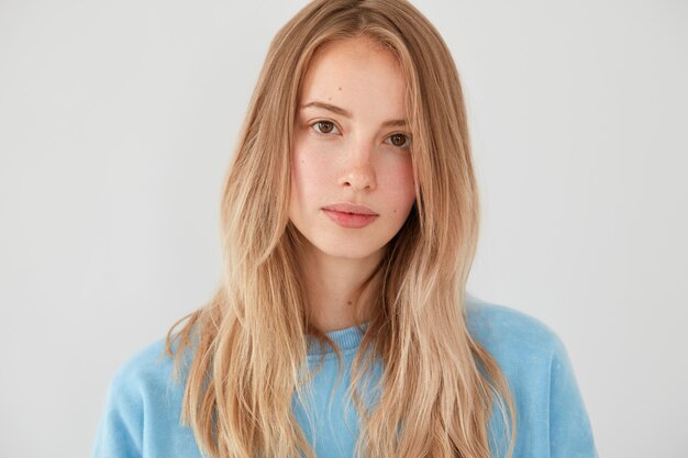 Porträt der jungen blonden Frau