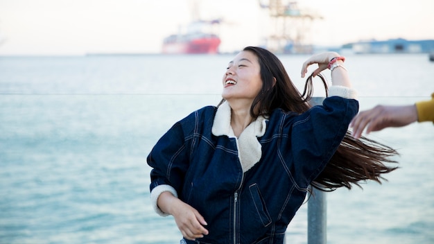 Porträt der jungen Frau am Meer