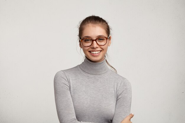 Porträt der jungen Frau, die Brillen trägt