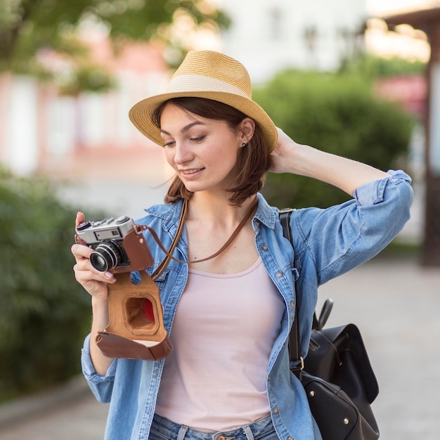 Porträt der jungen Frau, die Fotos im Urlaub macht