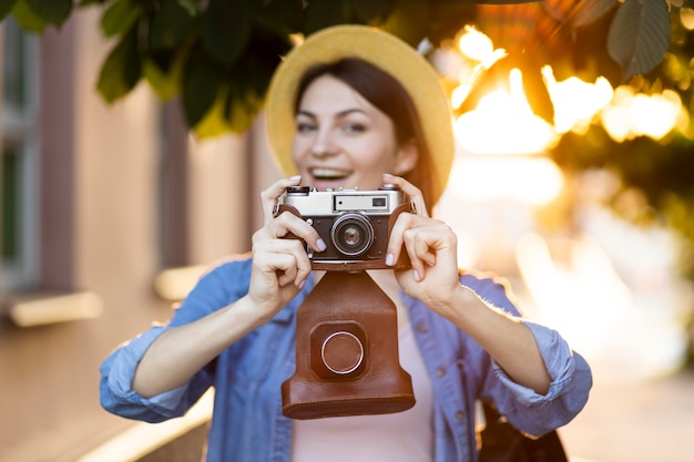 Porträt der jungen Frau, die Fotos im Urlaub macht