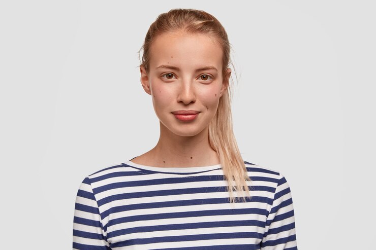 Kostenlose Foto porträt der jungen frau, die gestreifte bluse trägt
