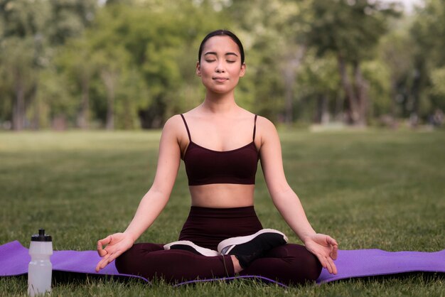 Porträt der jungen Frau, die Yoga ausübt