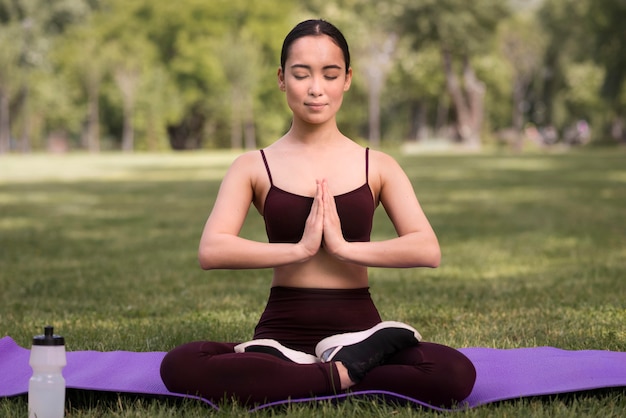 Porträt der jungen frau, die yoga ausübt