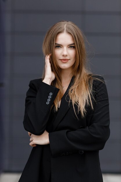 Porträt der jungen Frau im Freien in schwarzer Kleidung