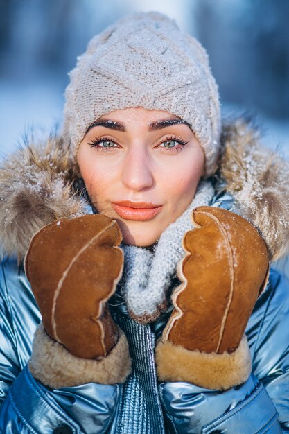 Porträt der jungen Frau in der Winterjacke