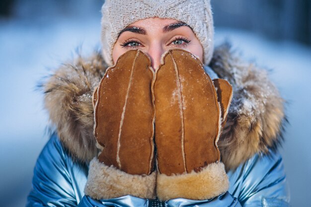 Porträt der jungen Frau in der Winterjacke