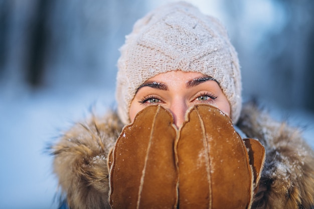 Kostenloses Foto porträt der jungen frau in der winterjacke