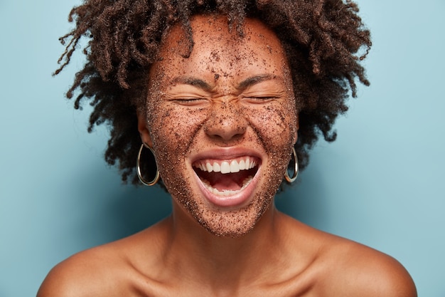 Kostenloses Foto porträt der jungen frau mit afro-haarschnitt und gesichtsmaske