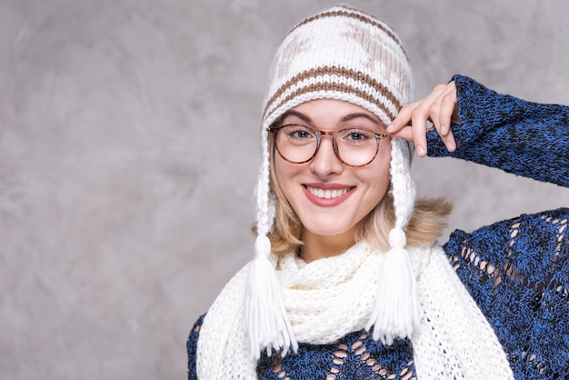 Porträt der jungen Frau mit Brille