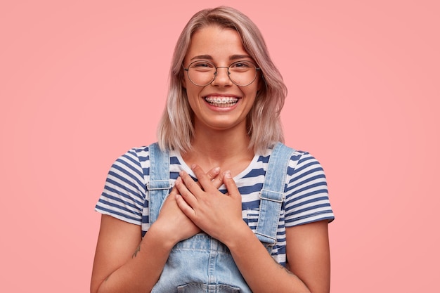 Kostenloses Foto porträt der jungen frau mit gefärbtem haar, das overalls trägt