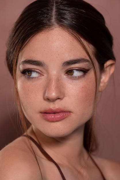 Porträt der jungen Frau mit natürlichem Make-up