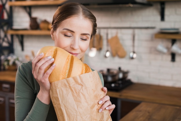 Porträt der jungen Frau stolz auf frisches Brot