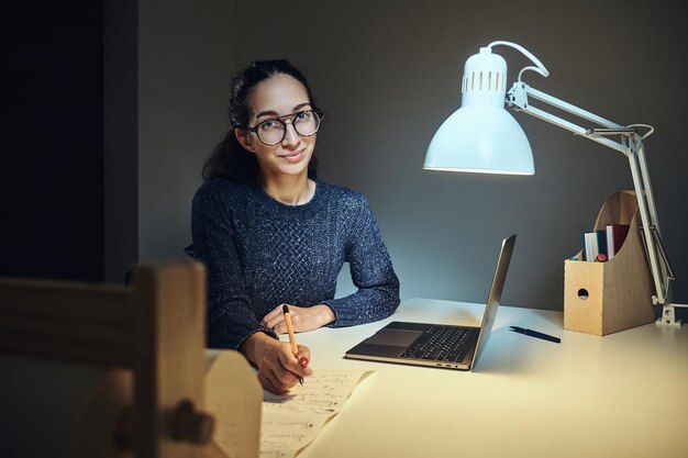 Porträt der jungen Geschäftsfrau, die im Büro arbeitet.